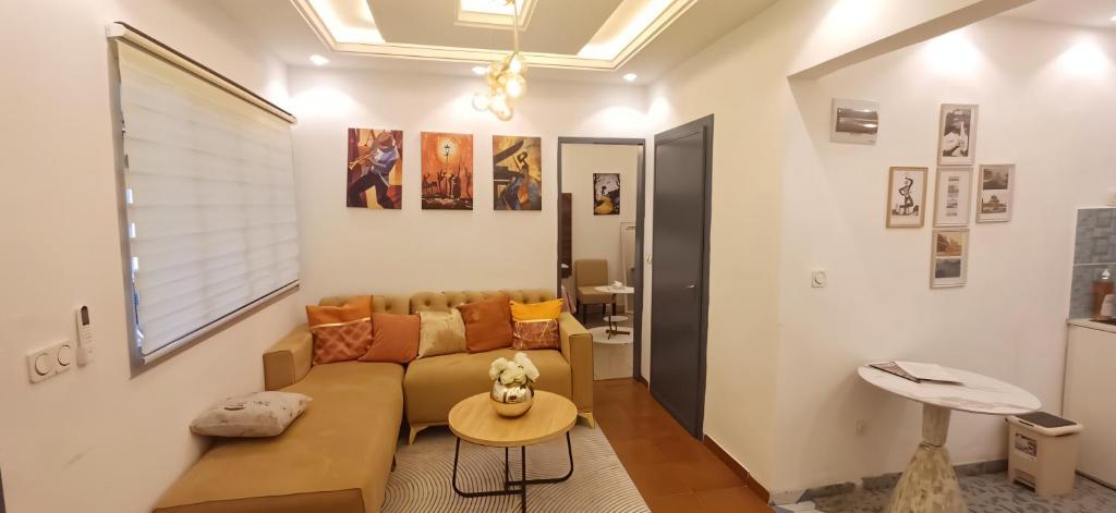 un soggiorno con un divano e un tavolo di Irina Blessed Homes Bonanjo 2 a Douala