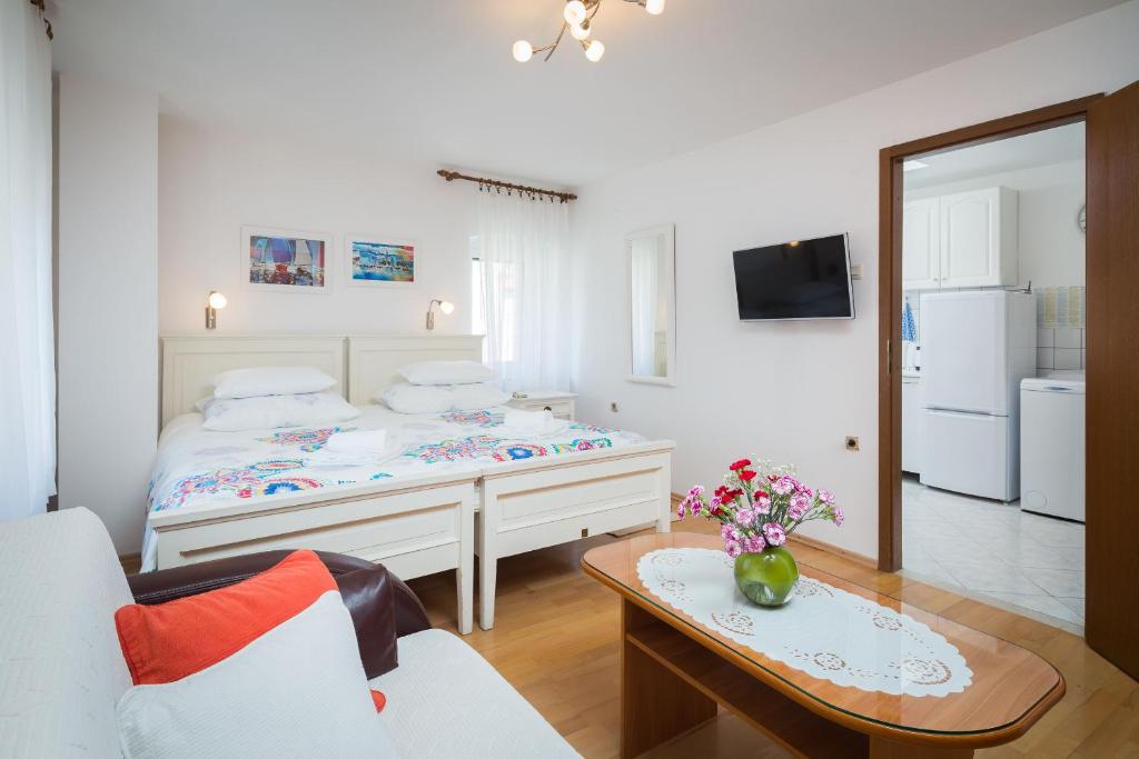 Un dormitorio con una cama, una mesa y un espejo. en Apartments Sunce, en Split