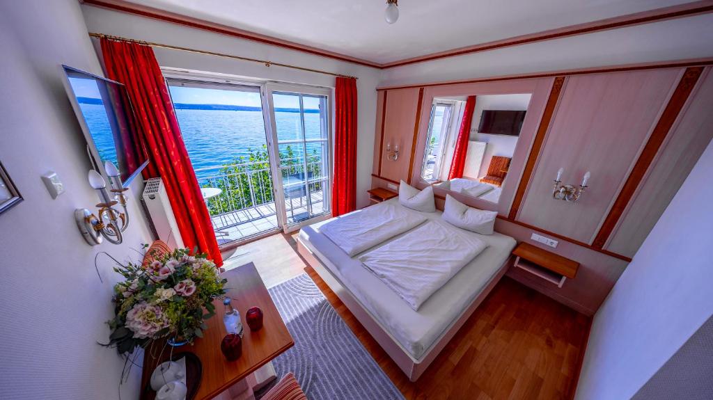 Ένα ή περισσότερα κρεβάτια σε δωμάτιο στο Seehotel ZUR MÜNZ