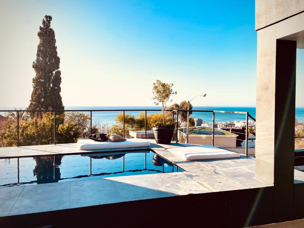 una piscina con vista al mar en CAPE20 Villa Stay, en Ciudad del Cabo