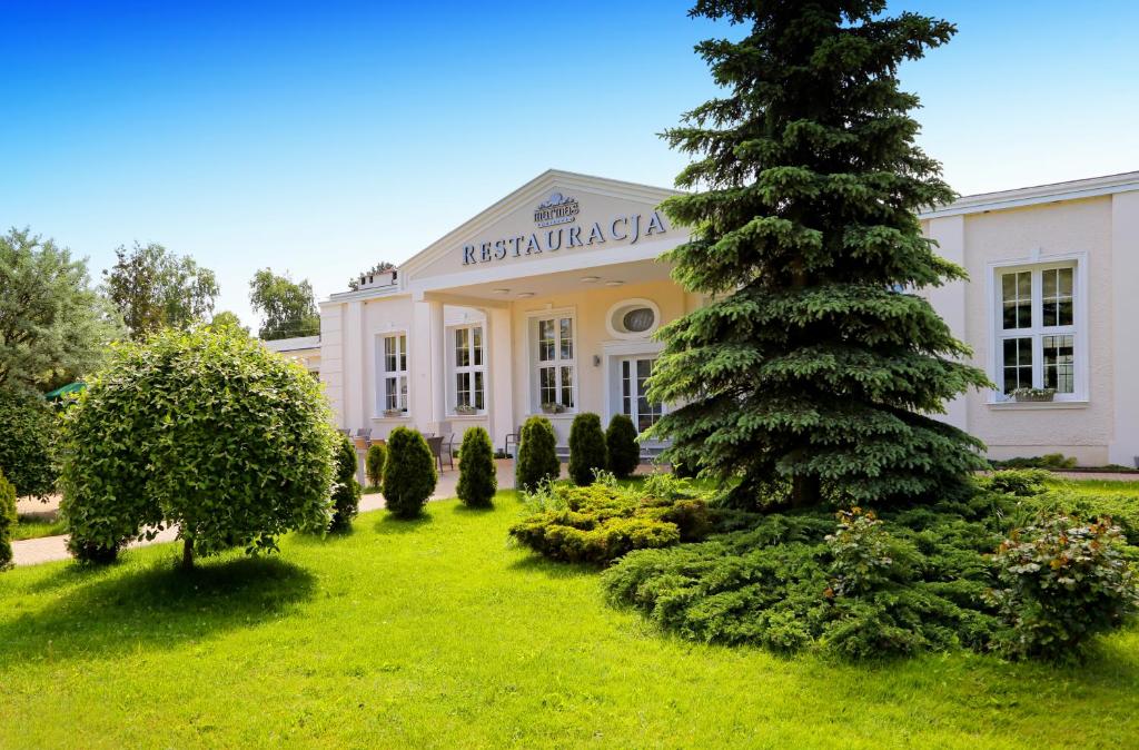 a building with a christmas tree in front of it at Pensjonat Marmas in Jastrzębia Góra