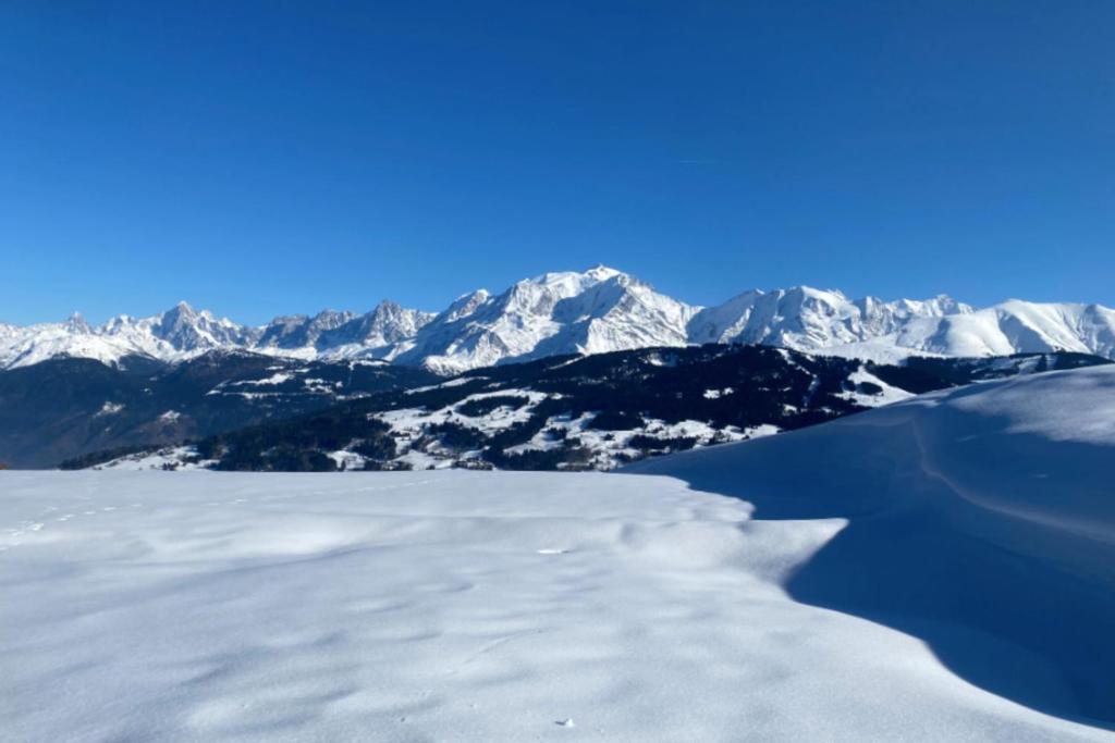 - une vue sur une chaîne de montagnes enneigée dans l'établissement T2 with pool in Saint-Gervais-les-Bains, à Saint-Gervais-les-Bains