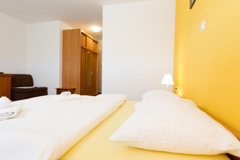Una cama o camas en una habitación de Plitvice Palace
