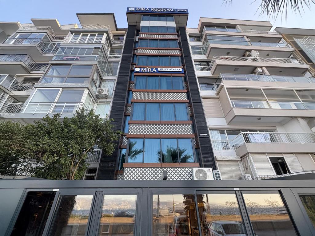 un condominio con un riflesso nelle finestre di Mira Hotel Küçükyalı a Smirne