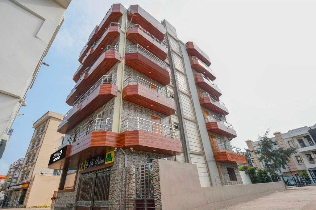 wysoki budynek z balkonami z boku w obiekcie Hotel O Sea Beach Puri w mieście Puri