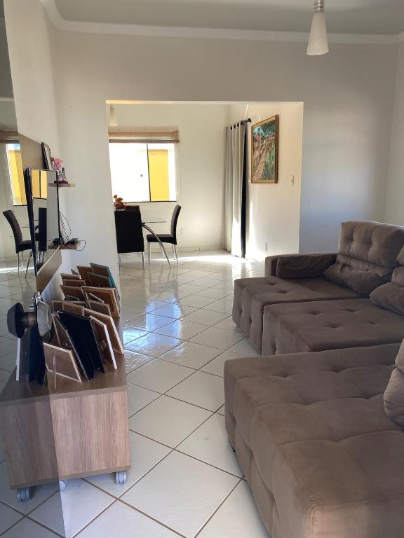 CaetitéApartamento 2 quartos的客厅里有一张沙发和一张桌子。