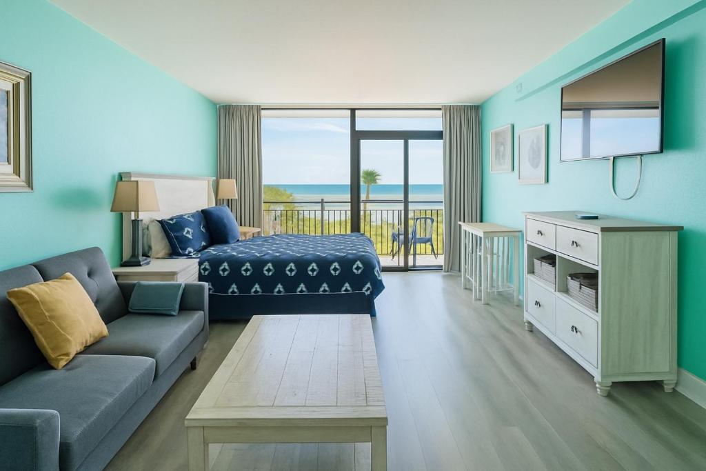 uma sala de estar com um sofá e uma cama em Landmark resort em Myrtle Beach