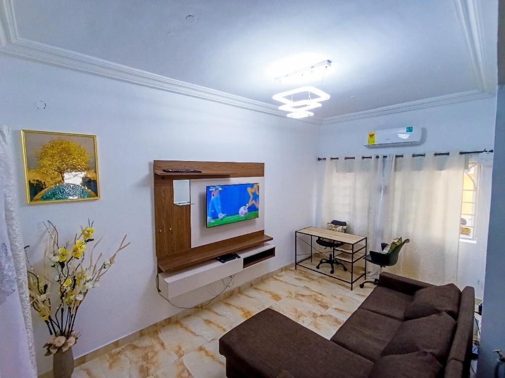 TrofwiにあるDhans Homeのソファと薄型テレビのあるリビングルーム