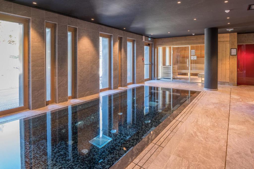 Piscina de la sau aproape de Appartement Havre des Alpes - Welkeys