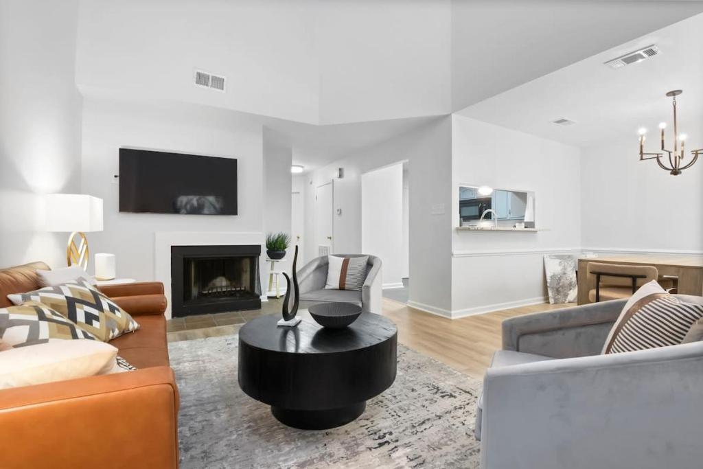 CollegetownにあるBaton Rouge condo near LSUのソファとテーブルのあるリビングルーム