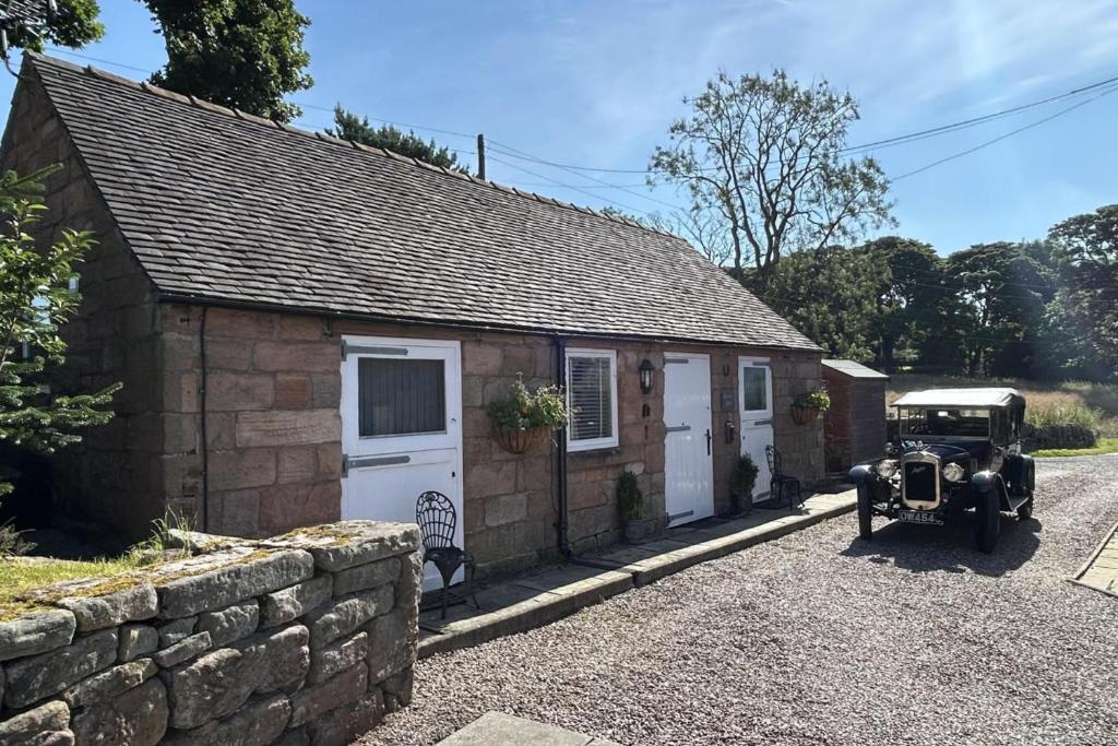 an old car parked in front of a building at Charming 1 Bed Peak Dist Cottage Barn Alton Towers in Whiston