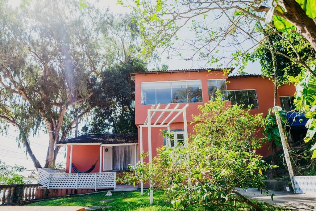 Un jardín fuera de Casa cheia de afeto e saudade em Paquetá