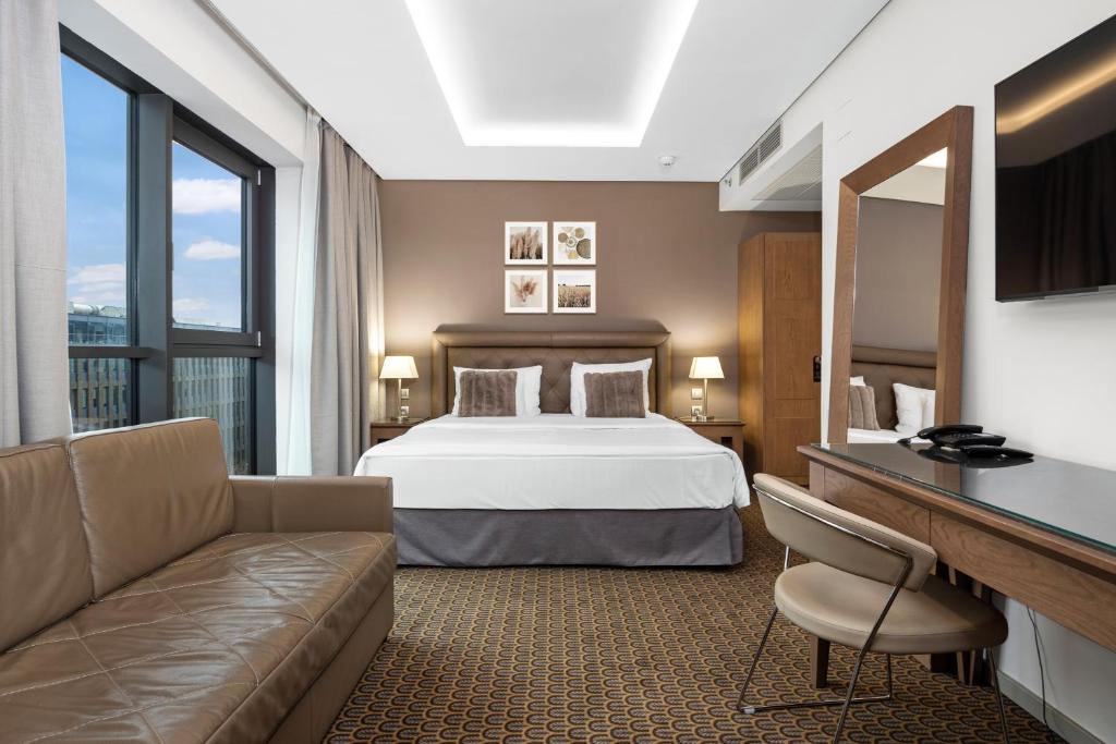 
Two Connecting Double Rooms with Two Bathrooms
