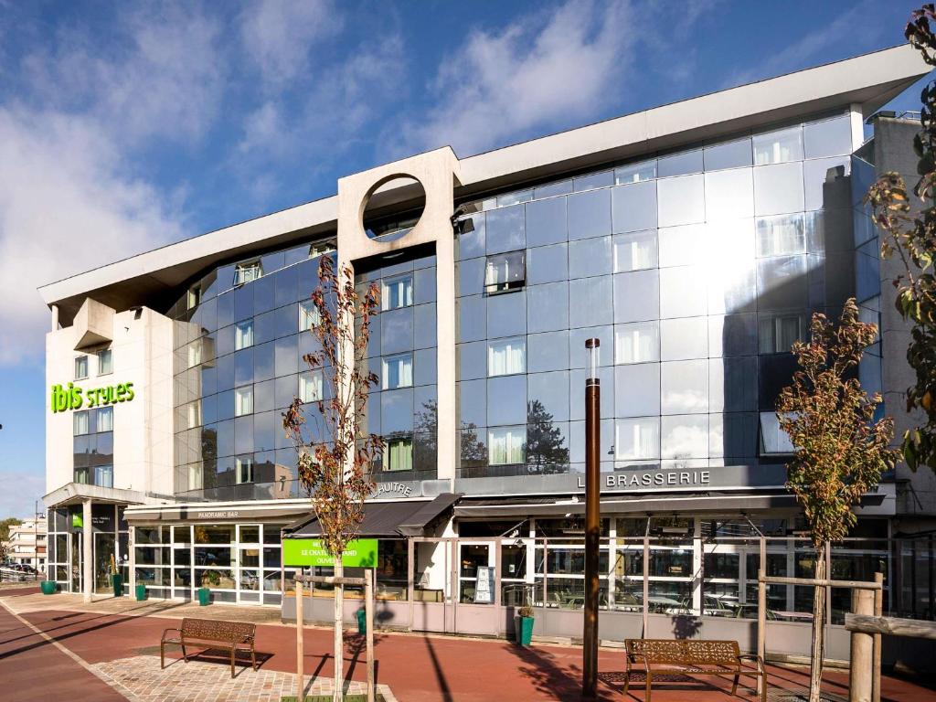 ein Bürogebäude mit vielen Fenstern in der Unterkunft ibis Styles Chatenay Malabry Paris Sud in Châtenay-Malabry