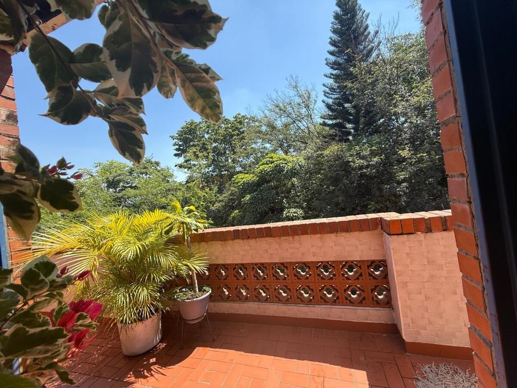 Un balcón o terraza en Caney Traveller House