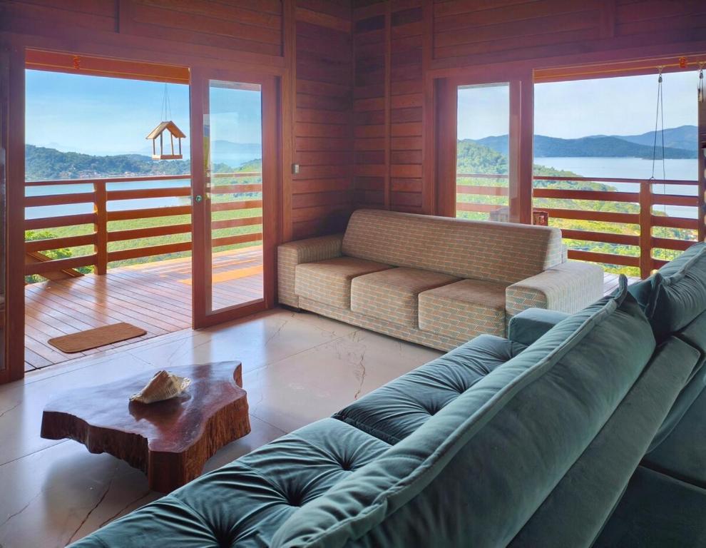 a living room with a couch and a table at Vista Linda Paraty in Paraty