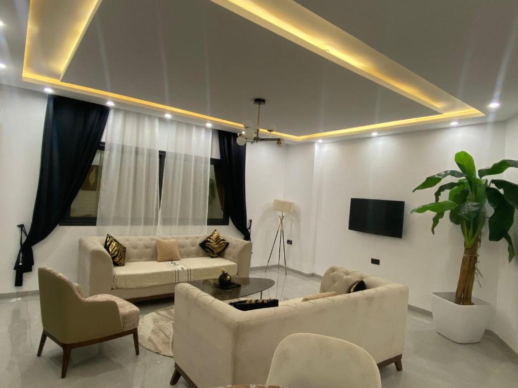 Μια τηλεόραση ή/και κέντρο ψυχαγωγίας στο Charming and modern 3-Bedroom Apartment