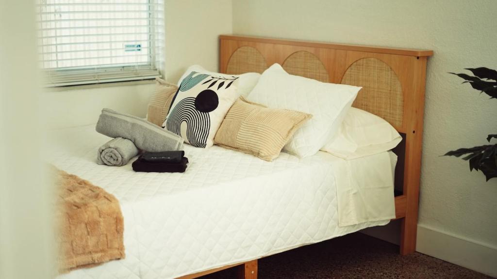 Postel nebo postele na pokoji v ubytování Cozy Miami Home Next to Wynwood & Design District