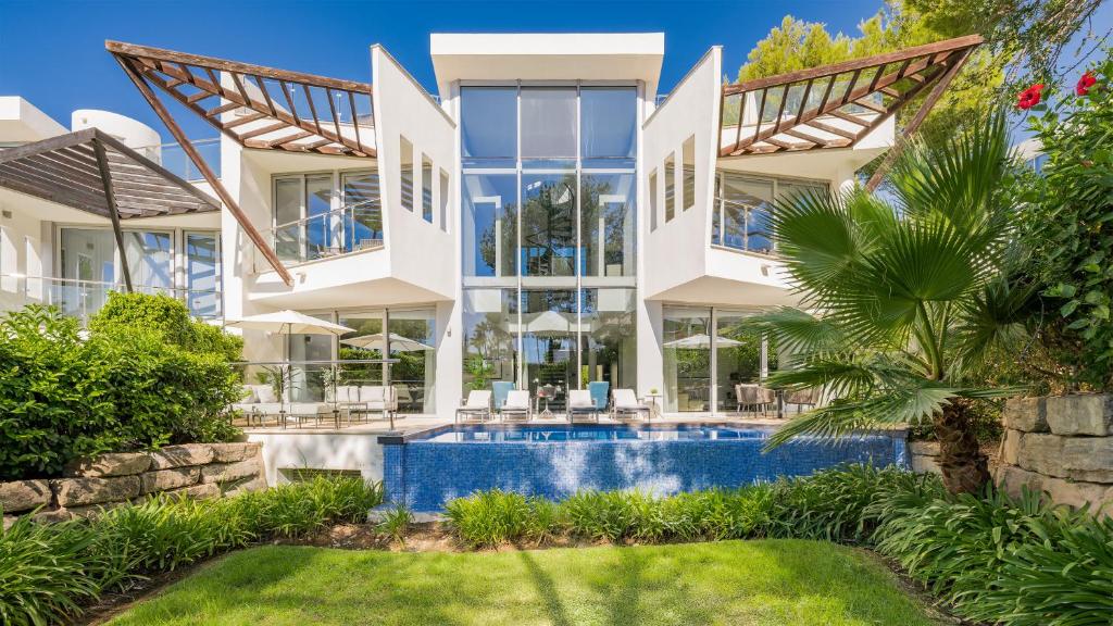 VACATION MARBELLA I Villa Finesse, Luxury Villa, Golden Mile, Swimming-pools, Sauna, Spa, Gym, Gated Community, Minutes from Golfs and Beaches photo photo 6