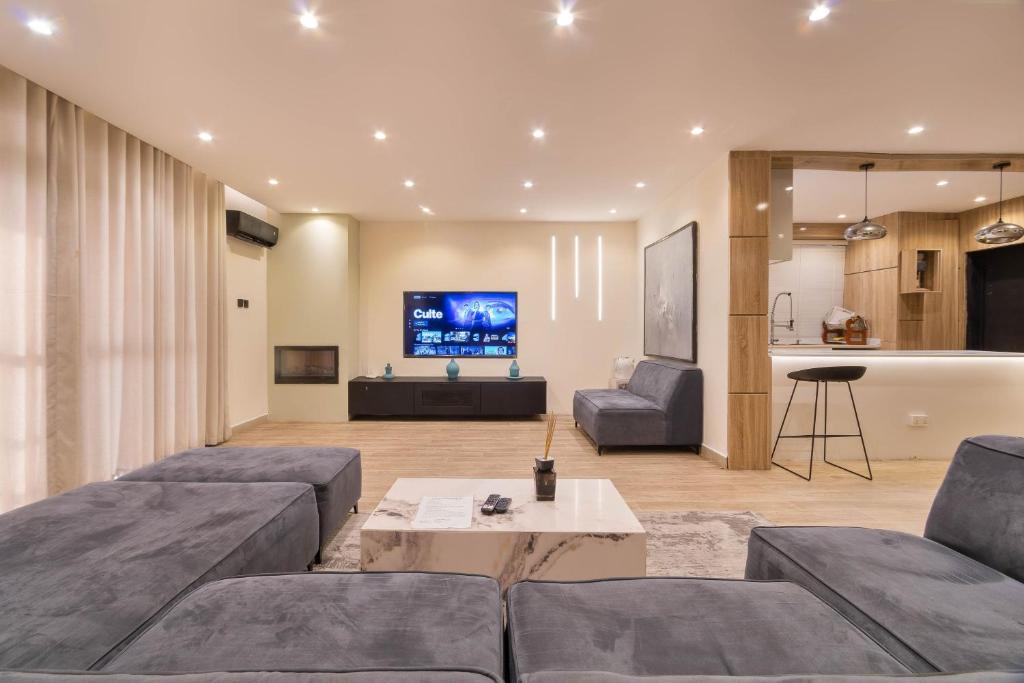 Una televisión o centro de entretenimiento en Jigi waterfront apartment