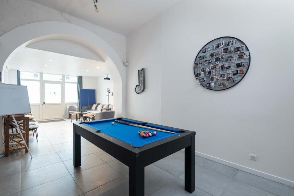 Τραπέζι μπιλιάρδου στο 3 appartements de standing côté jardin - sérénité et confort garantis