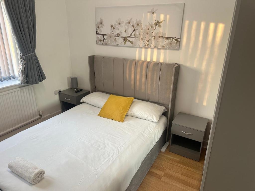 Katil atau katil-katil dalam bilik di Spacious 5-BD Flat | Sleeps 10 | Parking & WiFi
