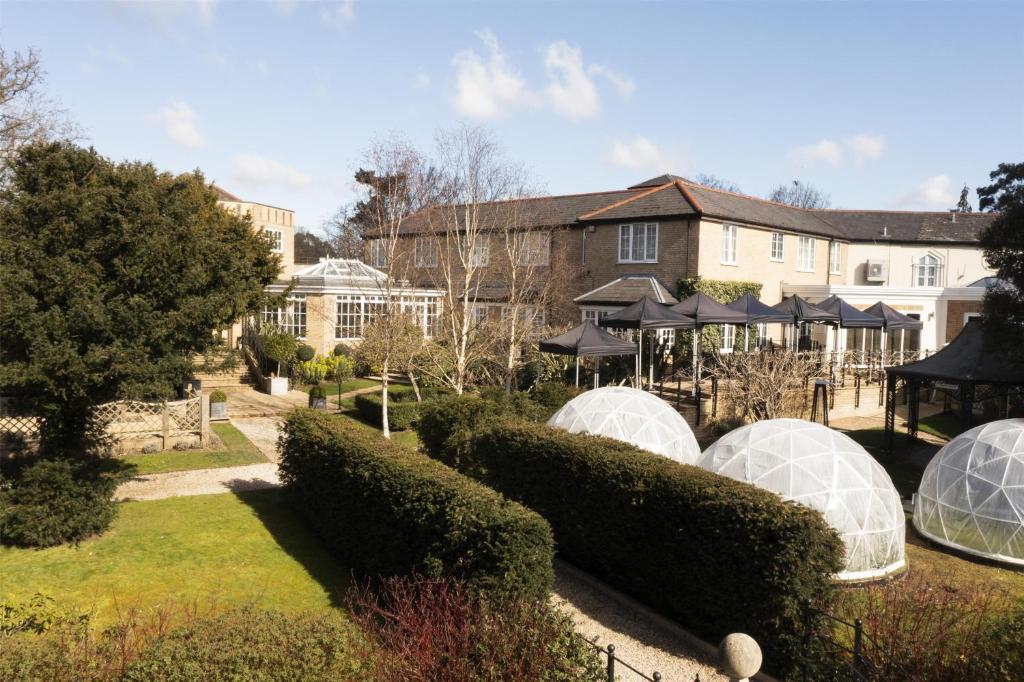 Un jardín con cúpulas y arbustos frente a un edificio. en Ivy Hill Hotel, Sure Hotel Collection by Best Western, en Chelmsford