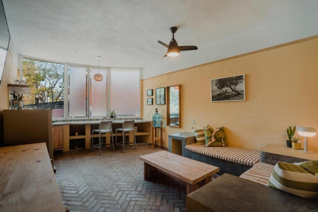 a living room with a couch and a table at Casa Sayula Home Cerca De Playa y Centro in Sayulita