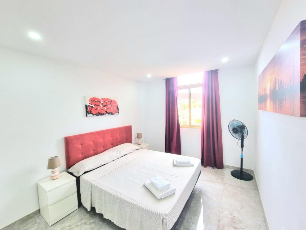 Giường trong phòng chung tại Two-Bedroom ,central,wifi,sea view