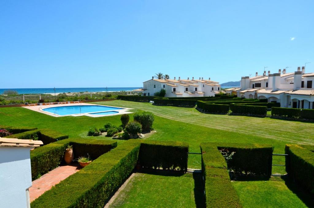 een uitzicht op de tuin van een villa bij LA PLATERA " Seaview " in L'Estartit