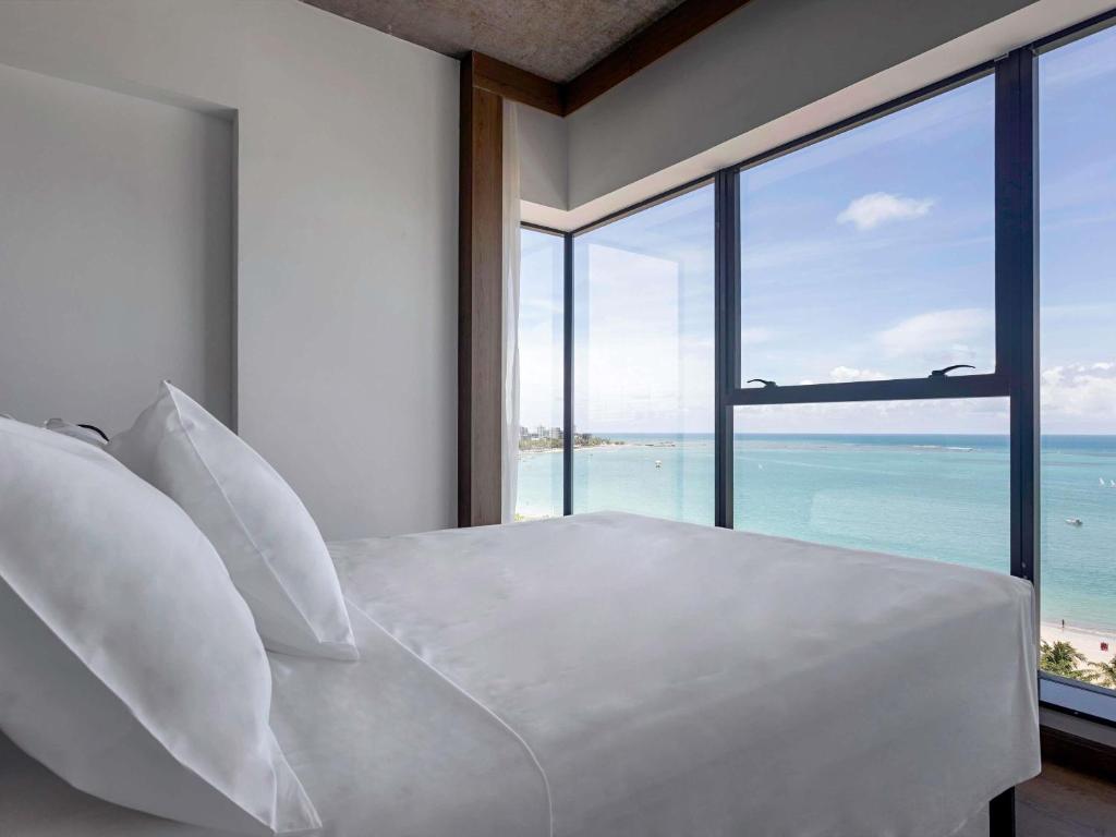 Una cama o camas en una habitación de ibis Styles Maceió Pajuçara