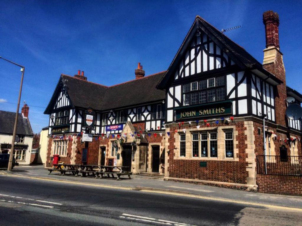 un edificio en la esquina de una calle en INGRAM ARMS HOTEL, HATFIELD en Doncaster