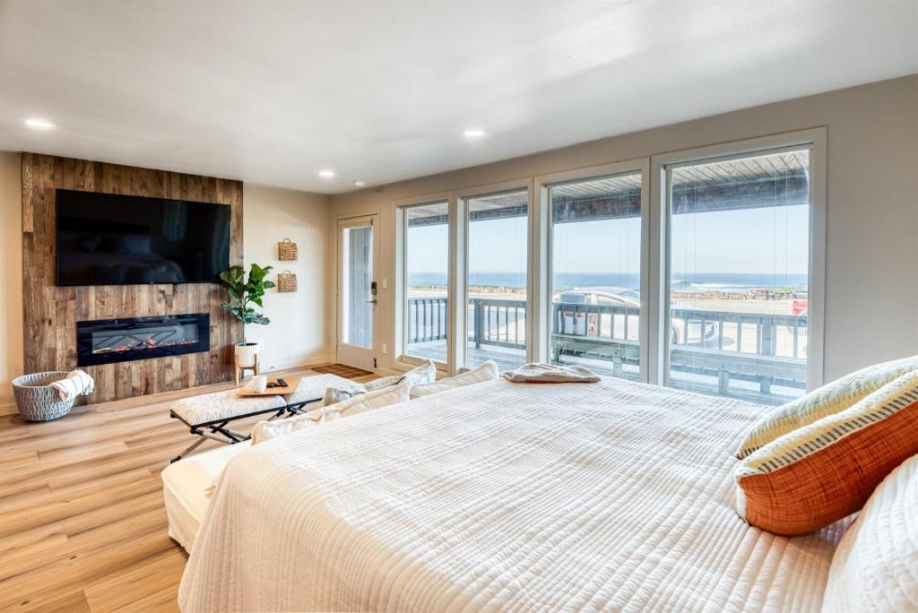 Ένα ή περισσότερα κρεβάτια σε δωμάτιο στο Bay Suites Studio A Modern Coastal Escape in the Heart of Depoe Bay