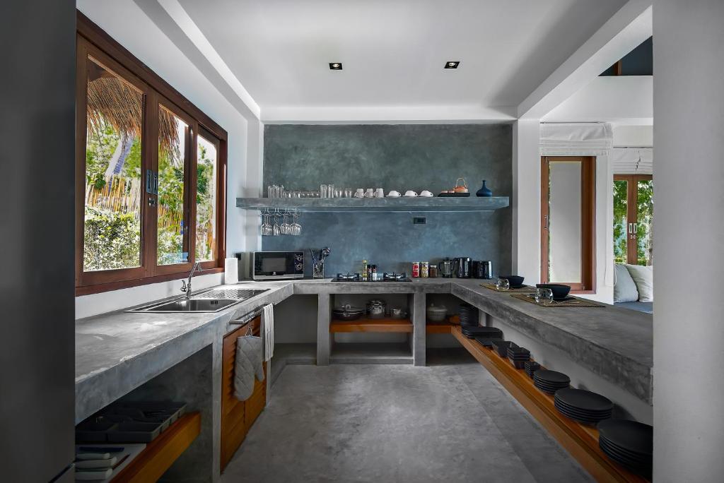 Kuchyň nebo kuchyňský kout v ubytování Phandara Luxury Pool Villas