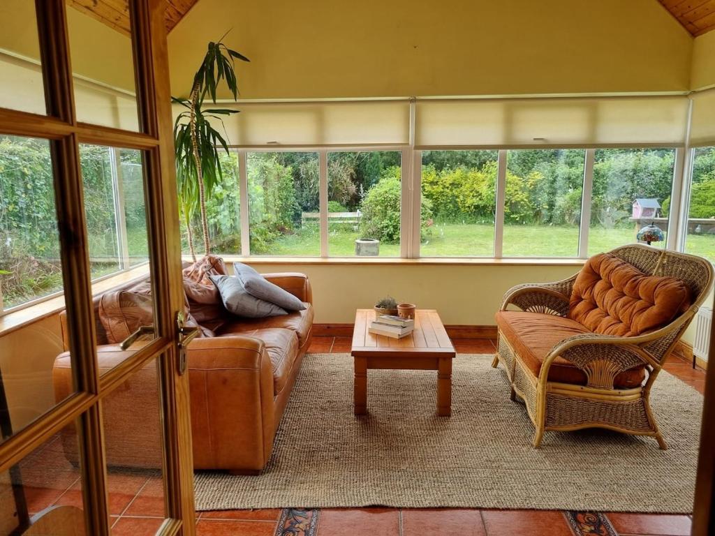 Un lugar para sentarse en A spacious home beside the beach