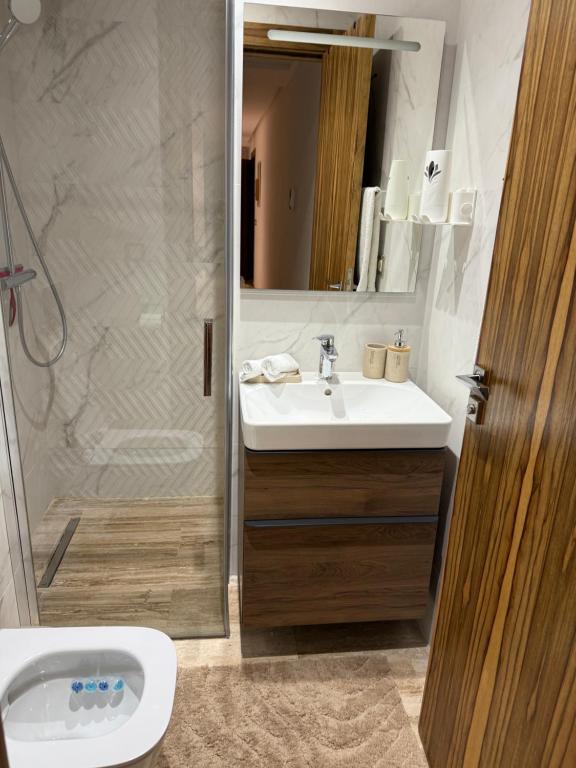 Bilik mandi di Luxe moderne gezin appartement