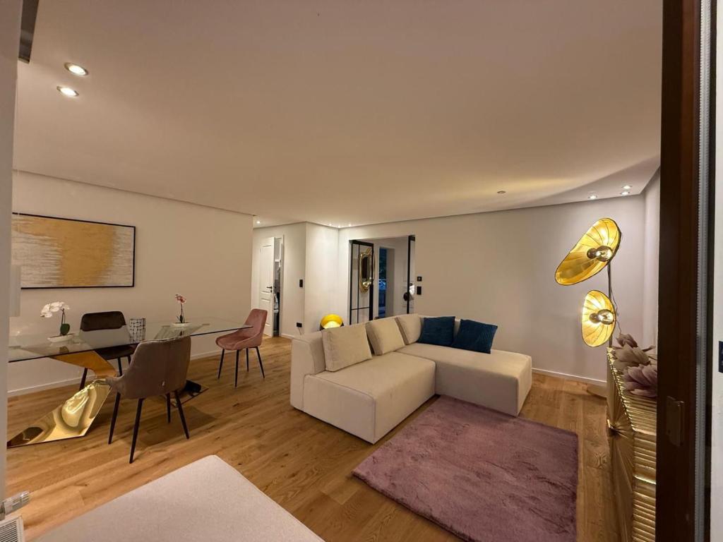 Χώρος καθιστικού στο Modern apartment with terrace in Solln
