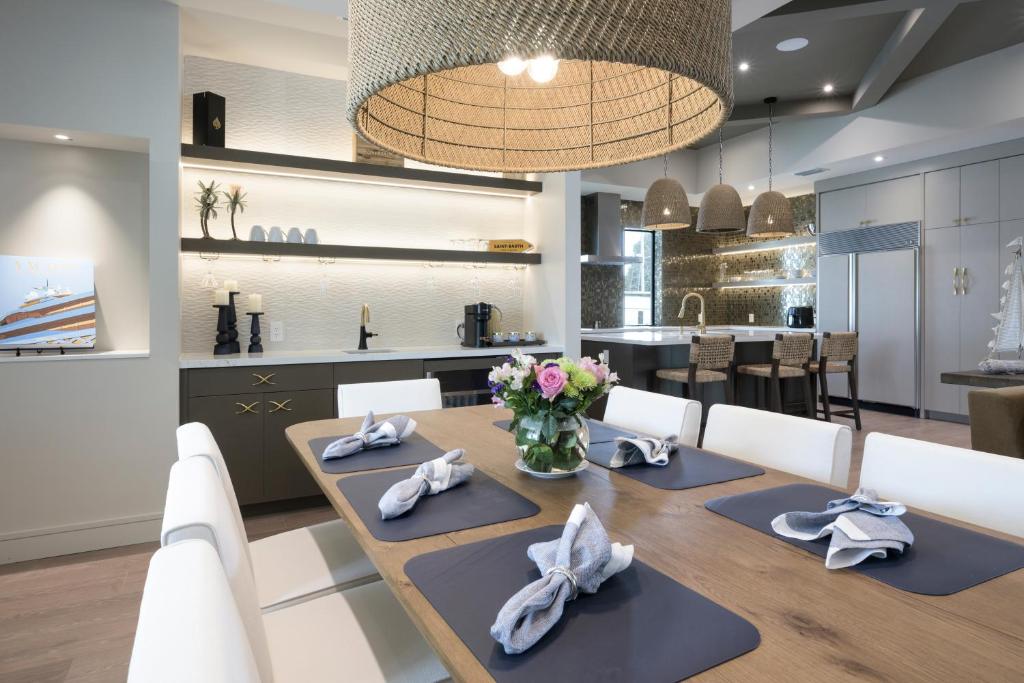 フォート・ローダーデールにあるNew Villa Near Hardrock Fll Wboating Near Beachのテーブルと白い椅子のあるダイニングルーム