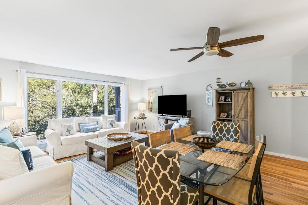 ein Wohnzimmer mit Sofa und Tisch in der Unterkunft Lagoon Villa 19 - Lagoon Lifestyle! Center of Wild Dunes! in Isle of Palms