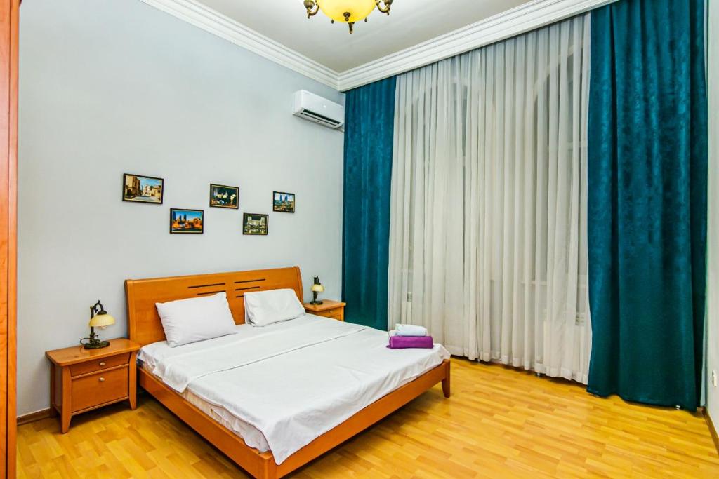 Llit o llits en una habitació de ISKCON Apartment