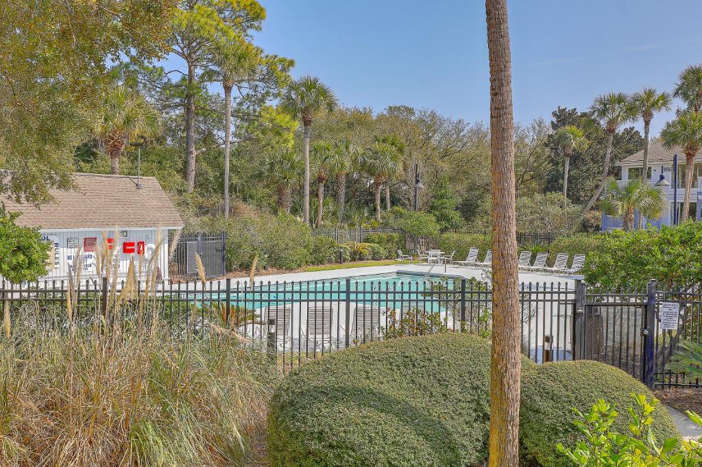 ein weißer Zaun mit einem Pool in einem Hof in der Unterkunft Lagoon Villa 9 - Superb Villa by Pool! Short Walk to Beach in Isle of Palms