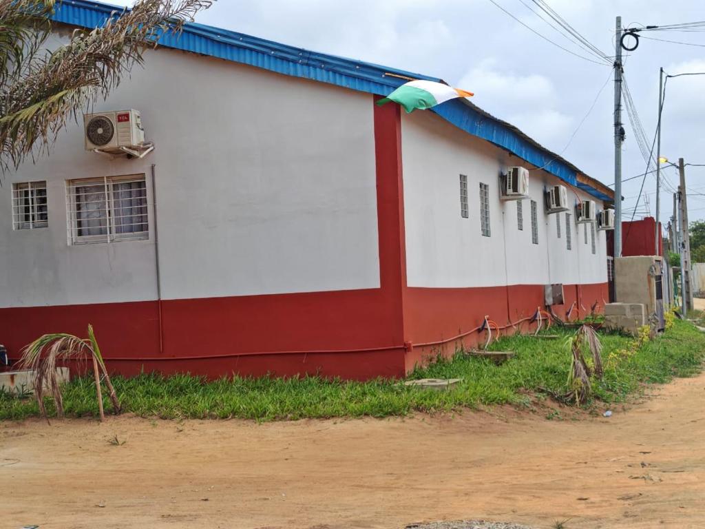 Το κτήριο όπου στεγάζεται  το ξενοδοχείο διαμερισμάτων