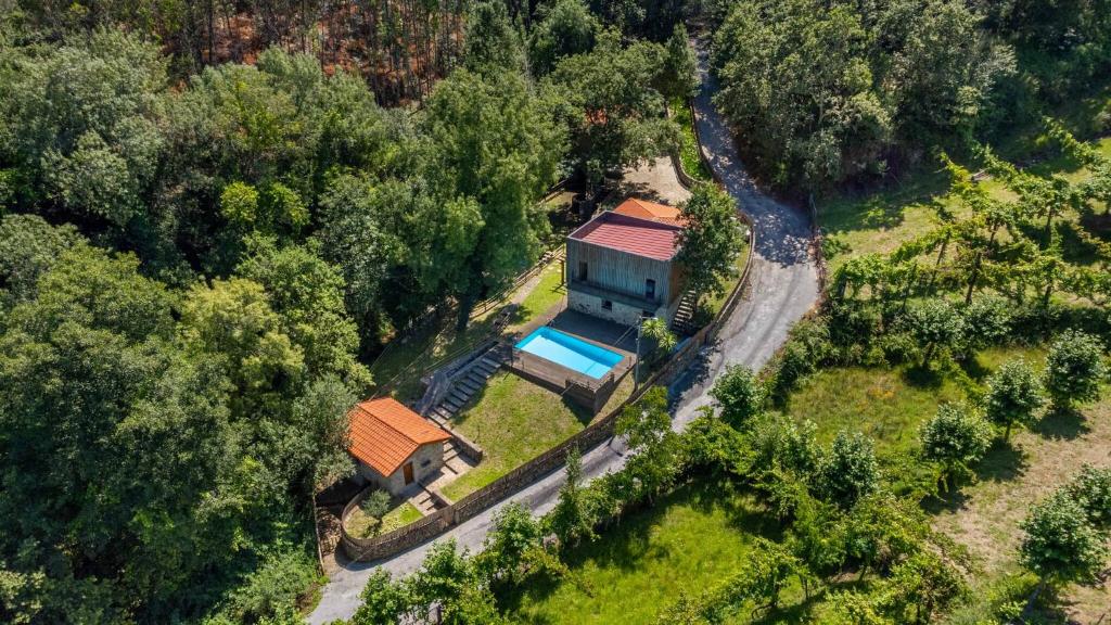 an aerial view of a house with a swimming pool at Moinhos do Coto in Vila Verde