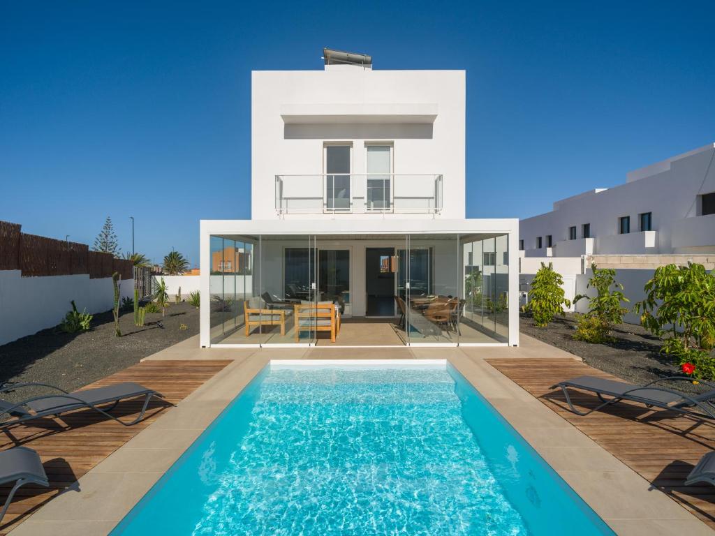 Buena Onda Modern Design, Heated Pool