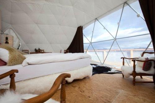 a bedroom with a bed and a large window at Rum Monet in Disah