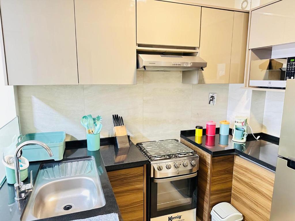 una cucina con lavello e fornello forno superiore di Garzonier exclusivo zona La Recoleta a Cochabamba