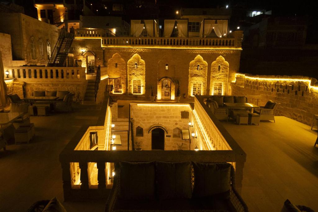 una vista aérea de un edificio por la noche en Kadimhan konağı otel, en Mardin