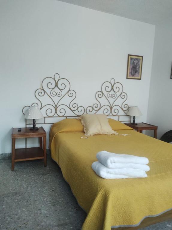 un dormitorio con una cama con toallas encima en Gal - Habitaciones Confortables, en Cuernavaca
