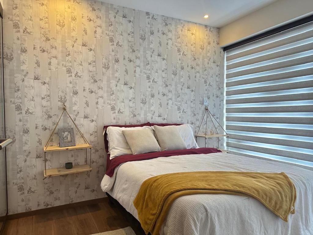 En eller flere senge i et værelse på Familiar con terraza privada zona norte