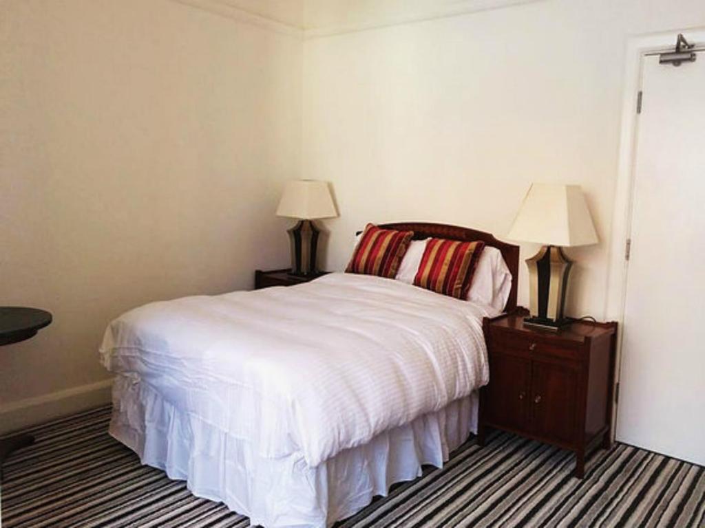 Postel nebo postele na pokoji v ubytování INGRAM ARMS HOTEL, HATFIELD